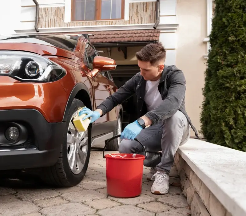 Lavage auto à domicile Val-de-Reuil : professionnel intervenant sur un véhicule
